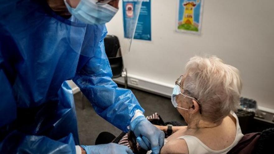 Adultos mayores reciben la vacuna contra la COVID-19 en Dinamarca
