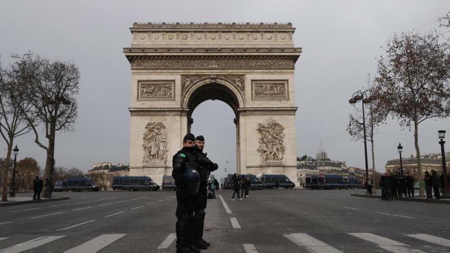 La policía francesa vigila en las inmediaciones del Arco del Triunfo en los Campos Elíseos, en París, durante una manifestación de los "chalecos amarillos".