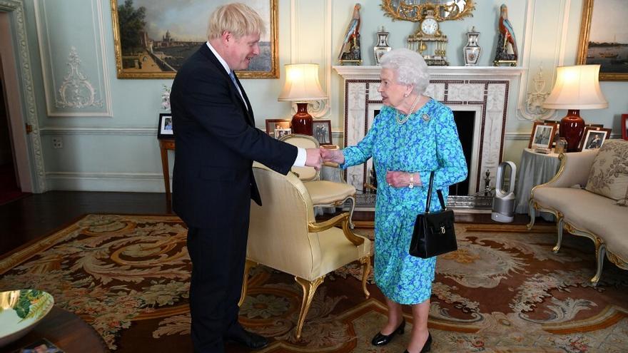 Boris Johnson es recibido por Isabel II.