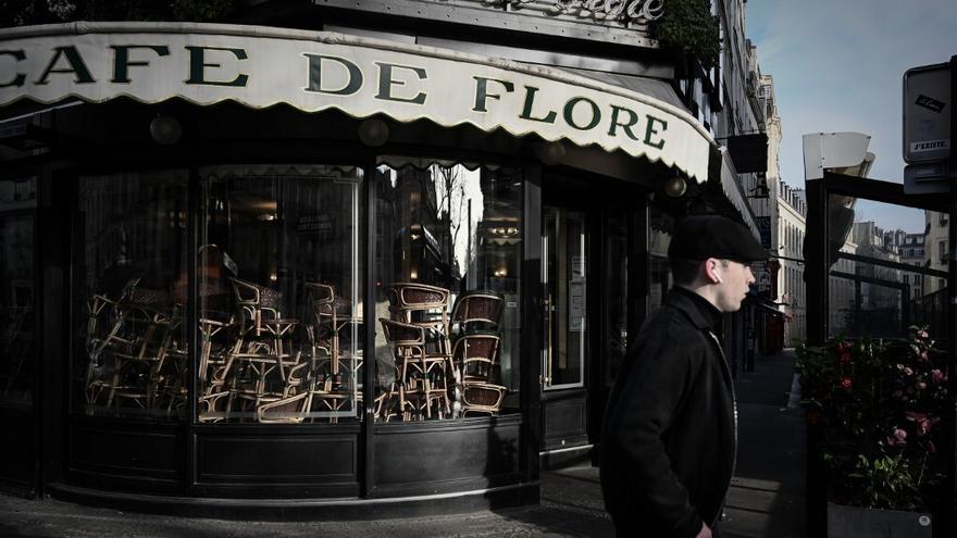 El Café de Flore en Saint-Germain-des-Pres en París, cerrado por el coronavirus.