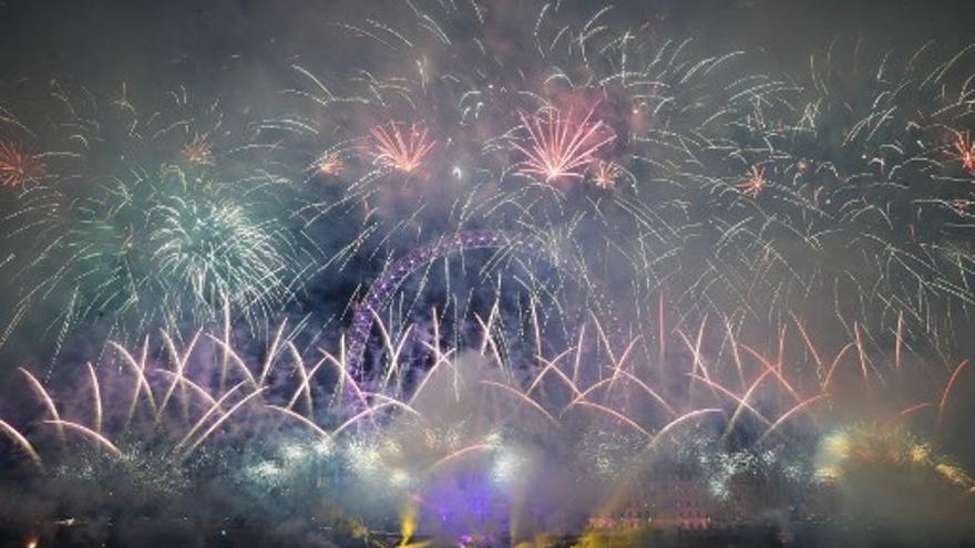 Fuegos artificiales para celebrar Año Nuevo en Londres