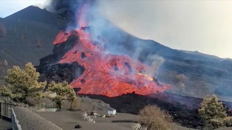Lava del volcán Cumbre Vieja en Islas Canarias