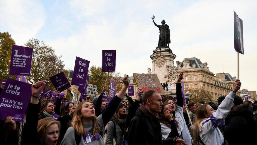 Manifestantes con pancartas protestan en Francia para exigir fin de violencia contra las mujeres.
