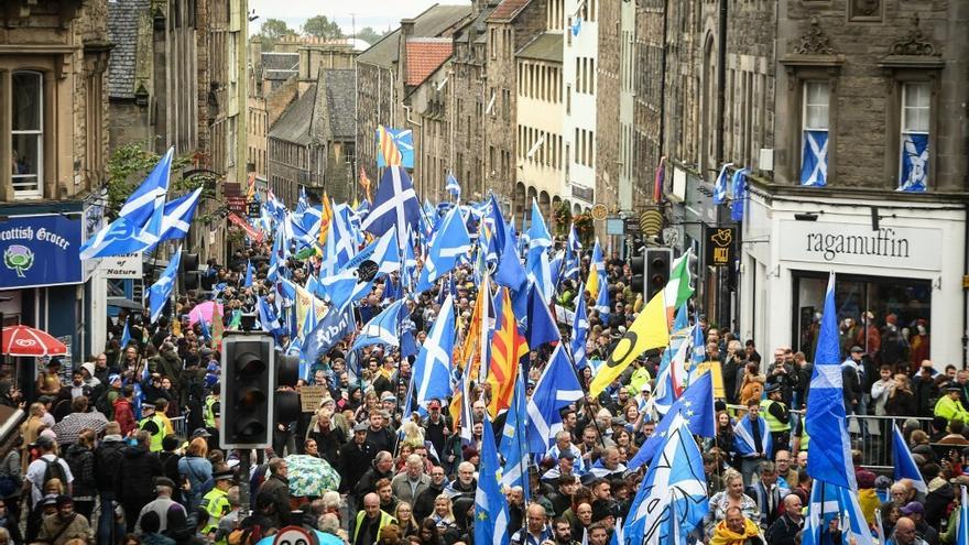 Miles de manifestantes reclaman la independencia de Escocia en Edimburgo.