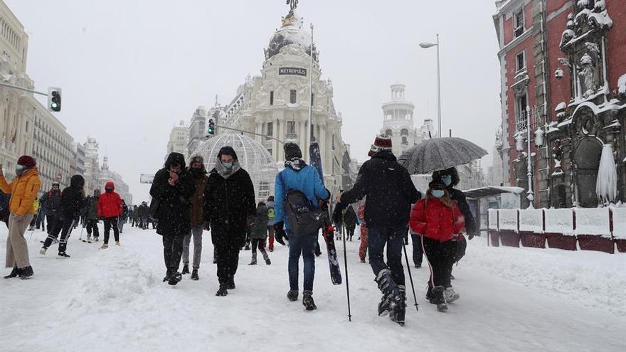 Nieve en Madrid, este sábado en el que la península sigue afectada por el temporal Filomena que deja grandes nevadas y temperaturas más bajas de lo habitual que bajarán drásticamente los próximos días