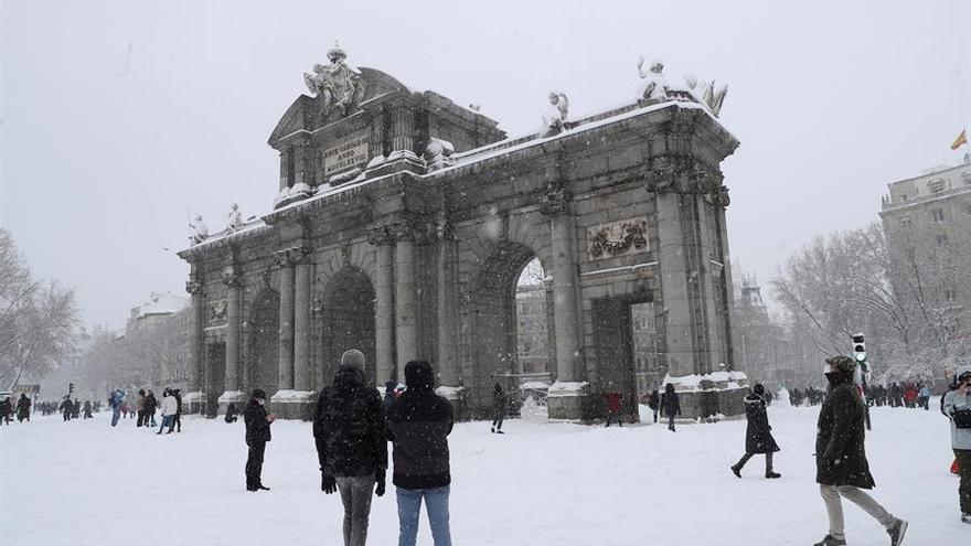 Nieve en Madrid, este sábado en el que la península sigue afectada por el temporal Filomena que deja grandes nevadas y temperaturas más bajas de lo habitual que bajarán drásticamente los próximos días.
