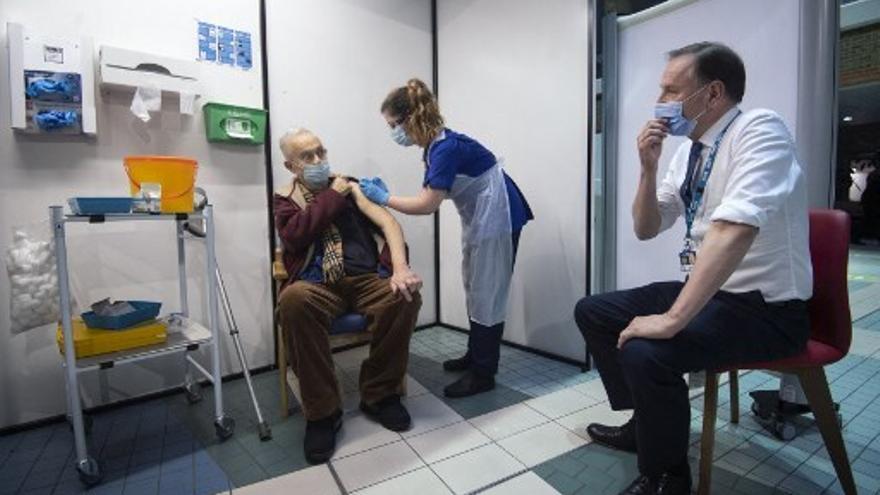 Personal sanitario coloca una vacuna en un hospital en Londres