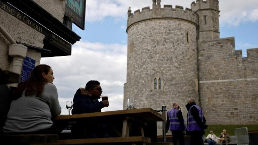 Personas cerca al castillo de Windsor