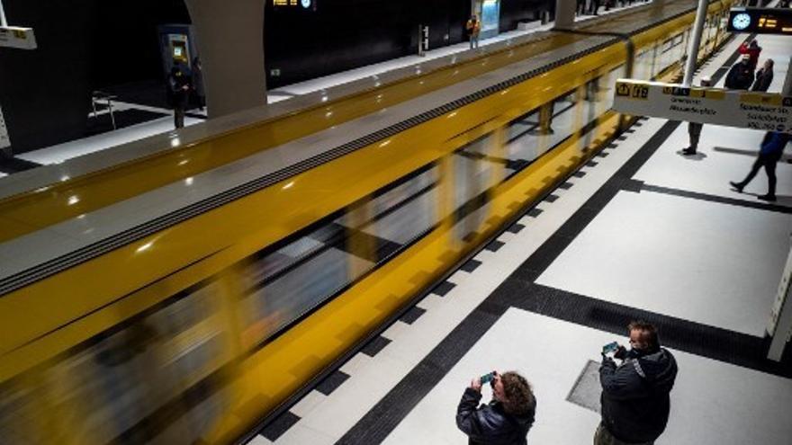 Personas esperan el metro de Berlín