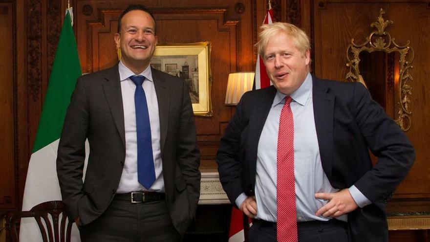 El primer ministro británico, el conservador Boris Johnson, y su colega irlandés, Leo Varadkar.