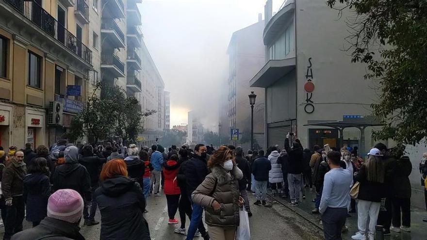 El derrumbe de parte de un edificio debido a la explosión en la calle Toledo de Madrid