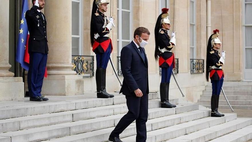 El presidente Macron en las escalinatas del palacio del Eliseo
