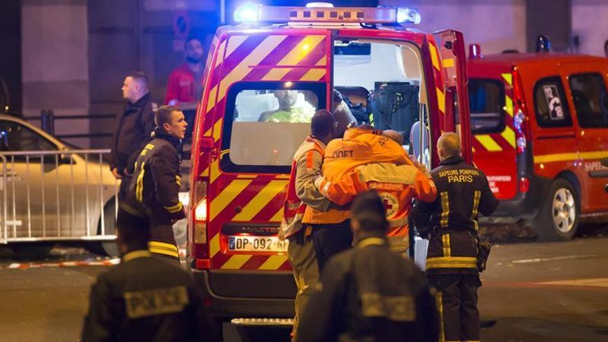 Una de las víctimas de París es trasladada en ambulancia