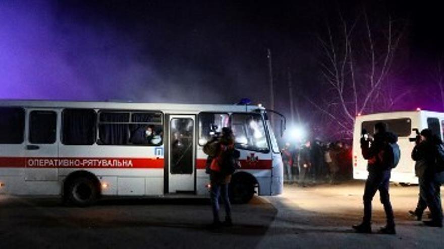 Las personas evacuadas de Wuhan que pasarán su periodo de observación en Ucrania trasladados en autobuses