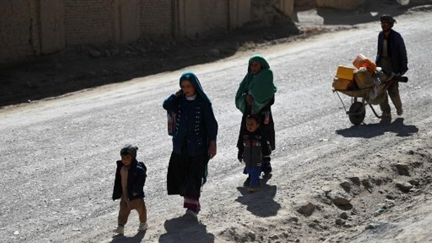Una familia se moviliza por una calle en Afganistán