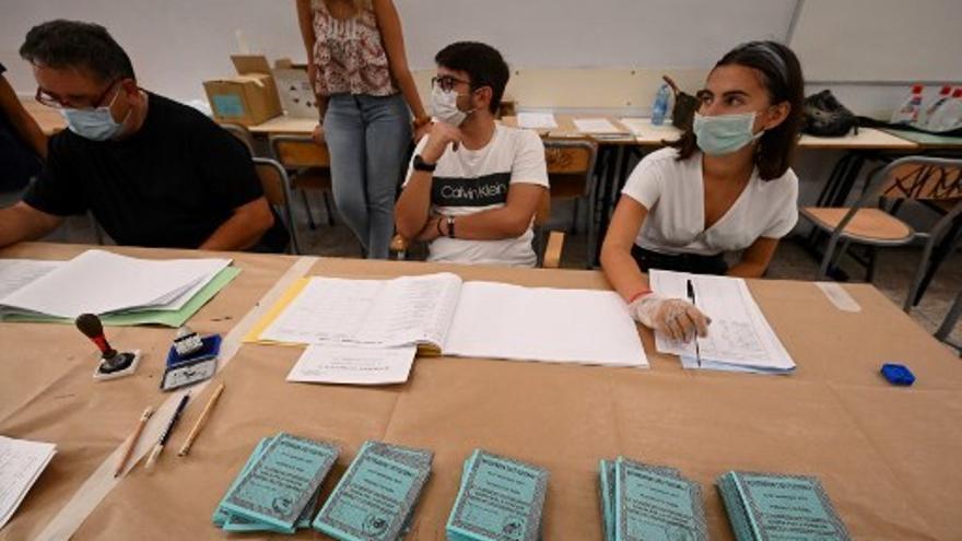 Los italianos desafían el coronavirus para votar en referéndum y elecciones regionales