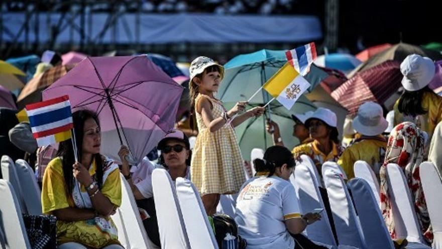 Una niña participa en un evento con el papa Francisco en Tailandia