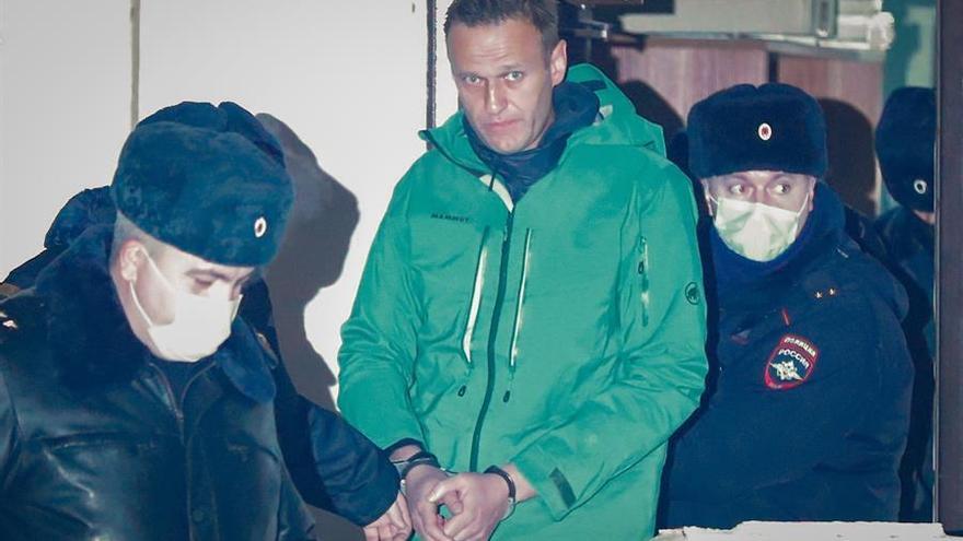 El opositor ruso Alexéi Navalni sale esposado de una comisaría en las afueras de Moscú, este lunes