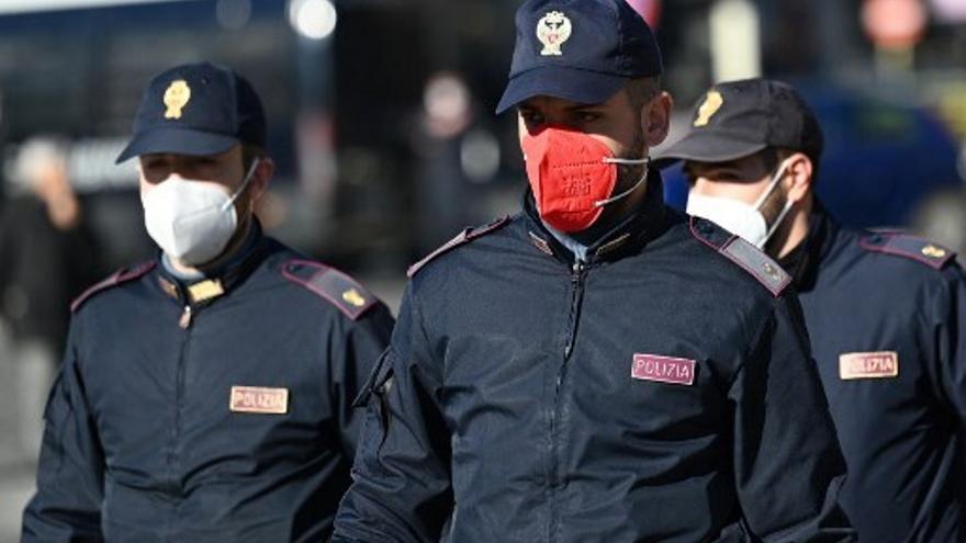 Un policía italiano porta una mascarilla anticovid rosada