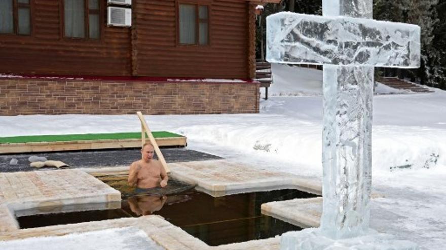 El presidente ruso Vladimir Putin se baña en agua helada