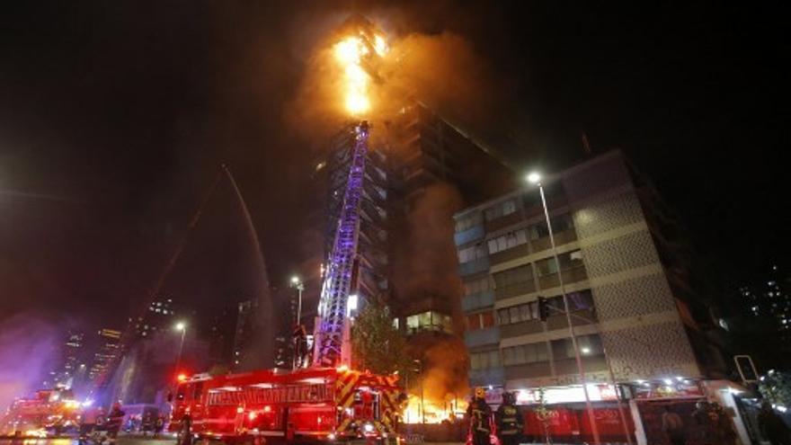 Arde edificio de compañía eléctrica en Santiago en medio de violentas protestas