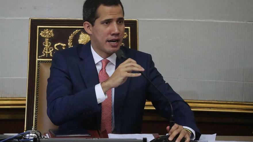 El presidente de la Asamblea Nacional de Venezuela, Juan Guaidó, preside este martes una sesión para debatir la respuesta de la cámara al levantamiento de la inmunidad a cuatro de sus diputados por parte de la Asamblea Nacional Constituyente (ANC), en Caracas (Venezuela).