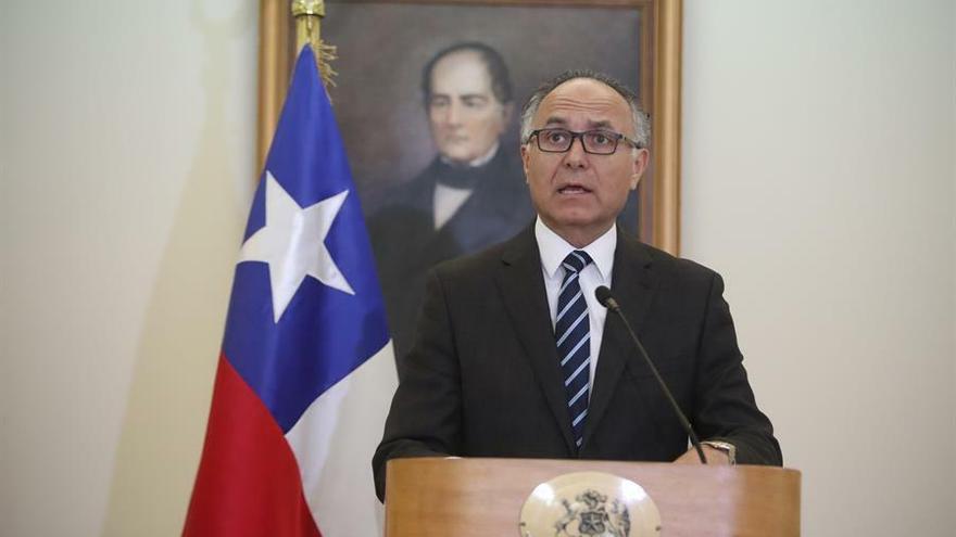 El canciller de Chile, Teodoro Ribera, comparece ante la prensa este jueves en la sede del Ministerio de Relaciones Exteriores, en Santiago (Chile)