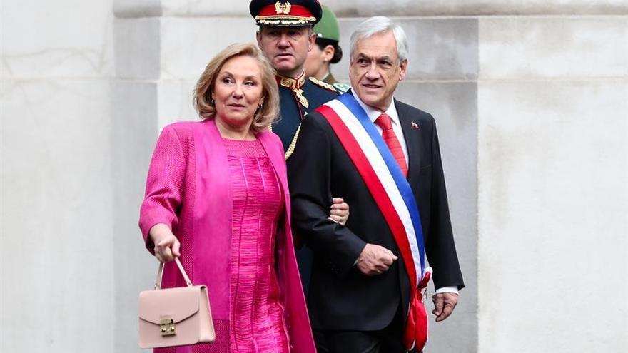 Imagen de archivo del presidente de Chile, Sebastián Piñera (d), y la primera dama chilena, Cecilia Morel (i)
