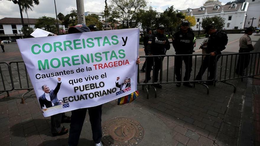 Ciudadanos protestaban en las inmediaciones del Palacio de Gobierno este miércoles, en Quito (Ecuador), tras conocer las medidas adoptadas por el gobierno del presidente Lenín Moreno