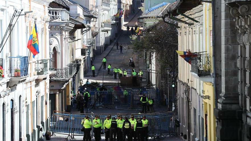 Decenas de Policías acordonan y vigilan este miércoles una calle cercana al Palacio de Gobierno ecuatoriano (Carondelet), en Quito (Ecuador)