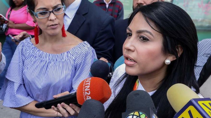 La diputada Delsa Solorzano declara a los medios este miércoles en Caracas (Venezuela).