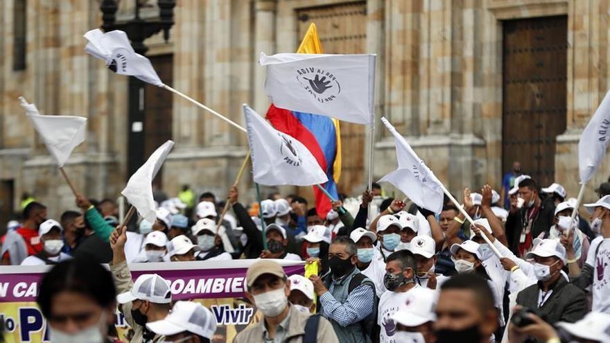 Desmovilizados de las FARC ondean banderas blancas en la Plaza de Bolívar, en Bogotá (Colombia)