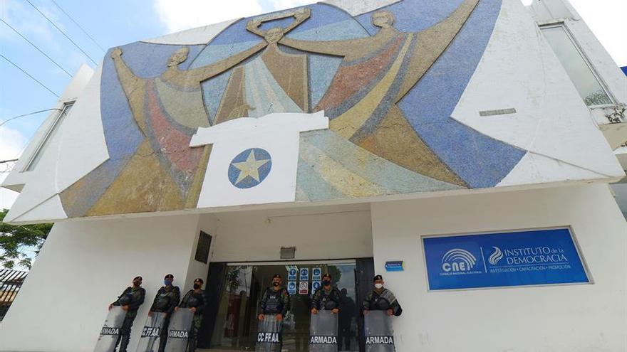 Miembros de las Fuerzas Armadas de Ecuador fueron registrados este domingo al custodiar la sede provincial del Consejo Nacional Electoral (CNE) de Guayaquil (Ecuador), durante el primer simulacro electoral de las Elecciones Generales 2021.