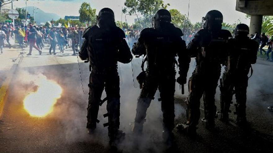 Enfrentamiento entre policías y manifestantes en Colombia
