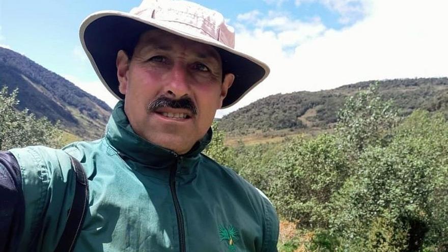 Fotografía cedida por la Fundación Proaves que muestra al ambientalista Gonzalo Cardona, conocido como el "guardián del loro orejiamarillo", asesinado por desconocidos en una zona rural del departamento del Valle del Cauca (Colombia)