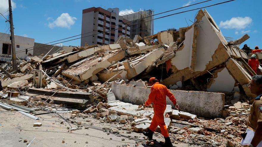 Fotografía de los escombros tras el derrumbe de un edificio residencial de siete pisos, este martes, en Fortaleza (Brasil)