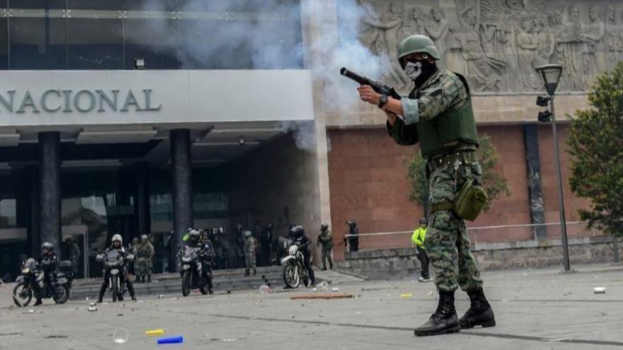 Fuerza pública desaloja a manifestantes que asaltaron Congreso de Ecuador. Foto/AFP