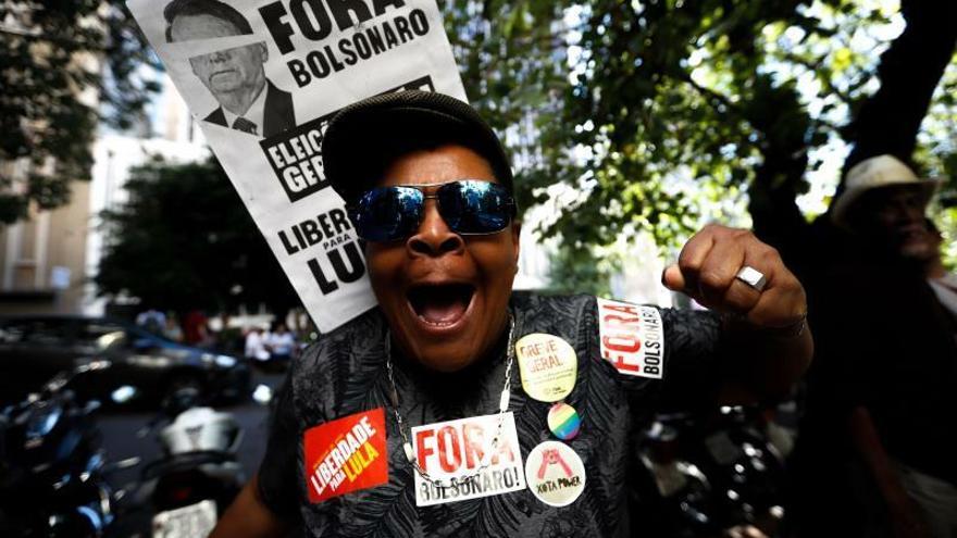 Un hombre fue registrado este viernes arengar, durante una jornada de huelga contra la reforma de las pensiones propuesta por el Gobierno de Jair Bolsonaro, en Belo Horizonte (Brasil).