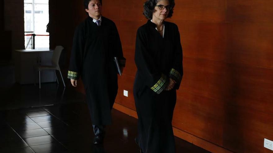 Los magistrados de la Jurisdicción Especial para la Paz (JEP) Julieta Lemaitre Ripoll (d) y Oscar Parra Vera asisten a una audiencia este viernes en la sede del tribunal en Bogotá (Colombia).