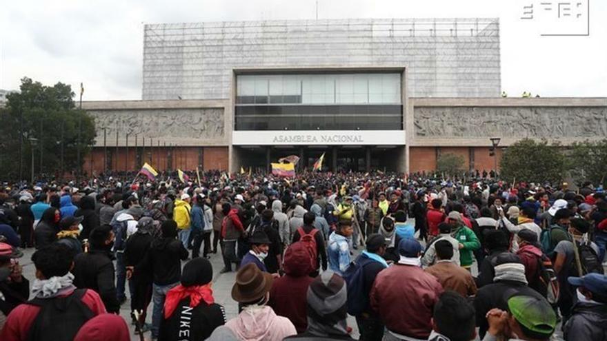 Manifestantes indígenas toman este martes el edificio de la Asamblea Nacional de Quito (Ecuador).