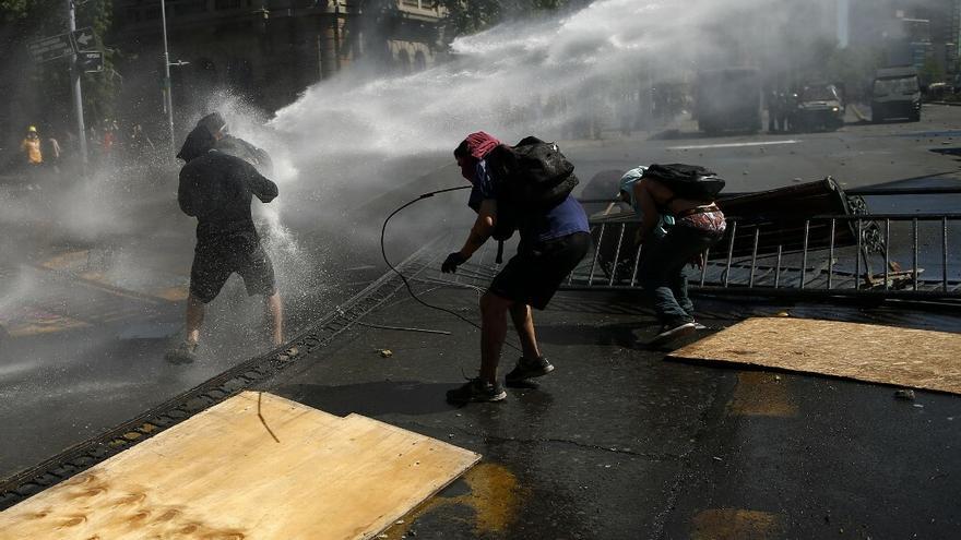 Manifestantes se enfrentan a la policía en Chile.