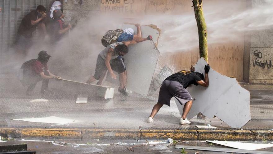 Manifestantes enfrentan a la policía durante protestas en Chile
