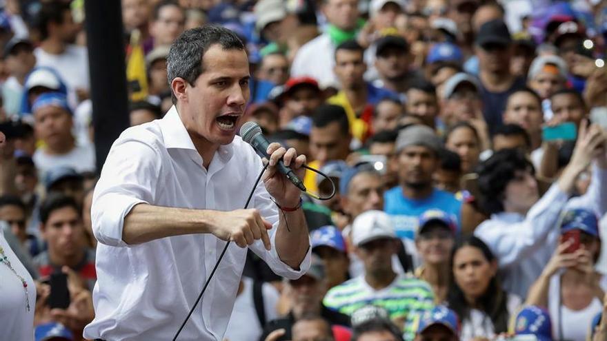 El jefe del Parlamento, Juan Guaidó, habla a los opositores del Gobierno de Nicolás Maduro en las marchas del pasado sábado en Caracas (Venezuela).