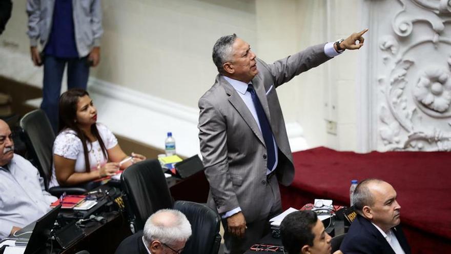 El diputado oficialista Pedro Carreño interviene este martes durante una sesión del Legislativo en Caracas (Venezuela).