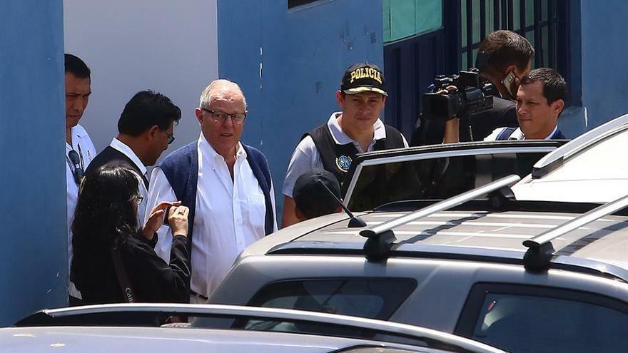 El expresidente peruano Pedro Pablo Kuczynski (3i) sale de la sede de Medicina Legal tras su detención el 10 de abril de 2019 en Lima (Perú).