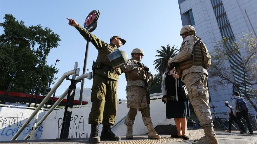 Personal militar custodia las estaciones de metro que se encuentran cerradas este lunes en Santiago.