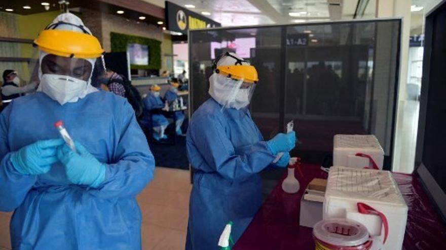 Personal sanitario se prepara para vacunar en Quito, Ecuador