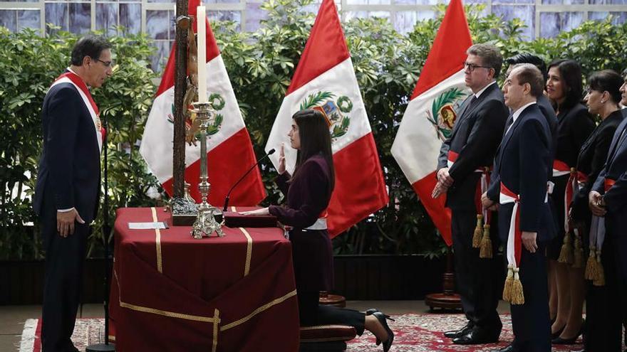 El presidente de Perú, Martín Vizcarra (i), toma juramento de la la nueva ministra de Economía y Finanzas, María Antonieta Alva Luperdi (c), este jueves en el Palacio de Gobierno en Lima (Perú).