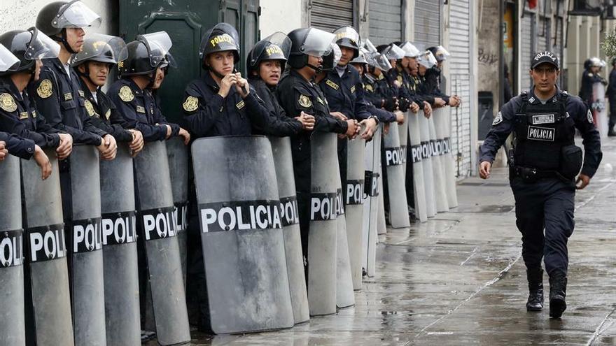 Policías custodian las inmediaciones del Congreso peruano este martes, en Lima (Perú)