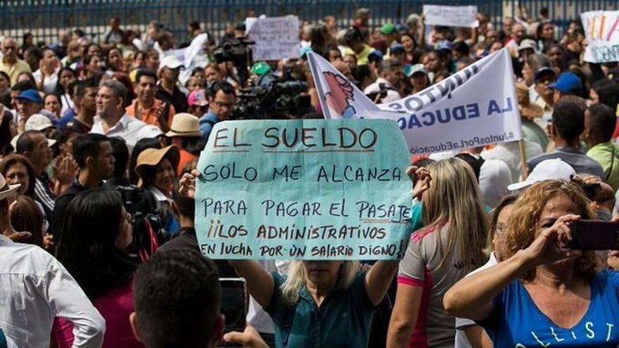 Profesores venezolanos inician paro en reclamo de mejoras salariales